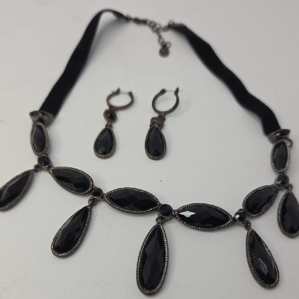 Vida Jewels Black Glass Necklace on velvet 7.5" drop with 2" extension w/earring